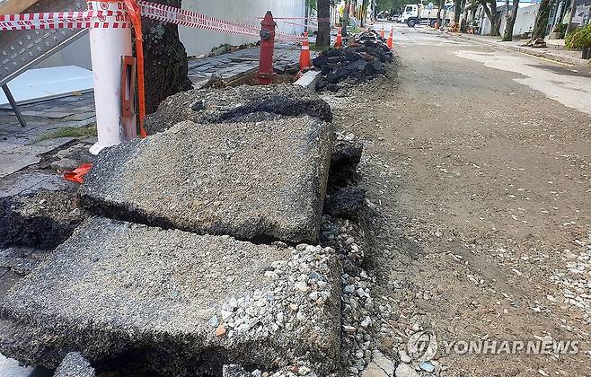 수해로 파손된 도로 잔해 지난 19일 경남 통영시 봉평동 도로에 극한호우로 파손된 도로 잔해가 널브러져 있다.