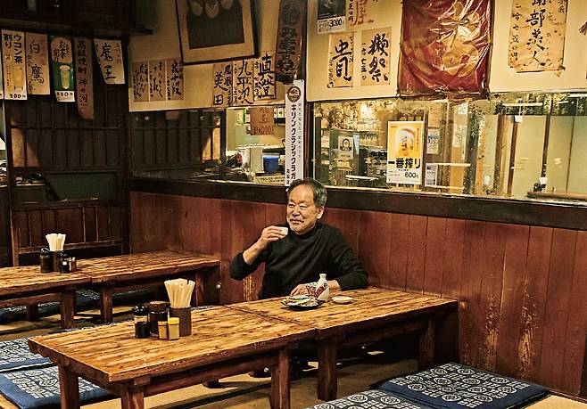 도쿄 ‘미마스야’에서 ‘편안함’을 맛보고 있는 오타 가즈히코. /안목출판사