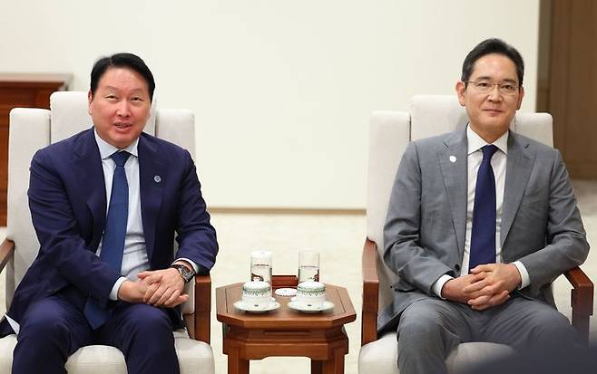 최태원 SK 대표이사 회장과 이재용 삼성전자 회장이 지난해 10월 1일 서울 용산 대통령실 청사에서 열린 이재명 대통령과 샘 알트만 오픈AI 대표 접견에 참석해 발언하고 있다. ⓒ대통령실통신사진기자단