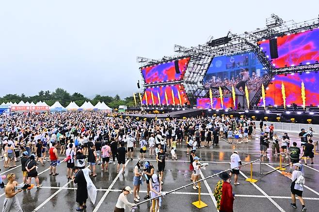 ▲ ‘워터밤 속초 2026’ 행사가 22일 한화리조트 설악 쏘라노 야외부지에서 열렸다. 이날 공연에는 비(RAIN), 타이거 JK·윤미래, 사이먼 도미닉, 전소연, 비비, 이영지, 서인영, 다영, 남유정 등 다양한 아티스트와 DJ들이 출연해 여름 속초의 열기를 더했다. 속초시 제공