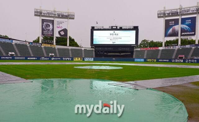 22일 서울 잠실야구장에서 열릴 예정이었던 '2026 신한 SOL KBO리그' 롯데 자이언츠와 두산 베어스 경기가 우천으로 취소됐다. 우천 취소를 알리는 전광판./한혁승 기자