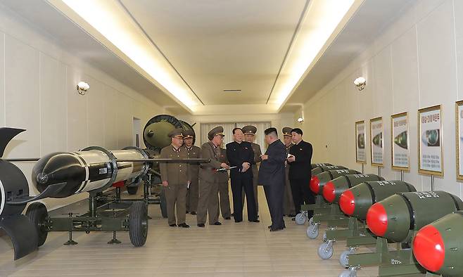 김정은 북한 국무위원장(오른쪽 세 번째)이 전술핵무기 화산-31과 순항미사일 등을 둘러보고 관계자들과 대화를 하고 있다. 북한 관영 조선중앙통신은 2023년 3월 28일 김 위원장이 핵무기연구소로부터 핵무기발전방향과 전략적 방침에 따른 핵무력 강화 관련 보고를 받았다고 밝히면서 관련 사진을 공개했다. 조선중앙통신·연합뉴스