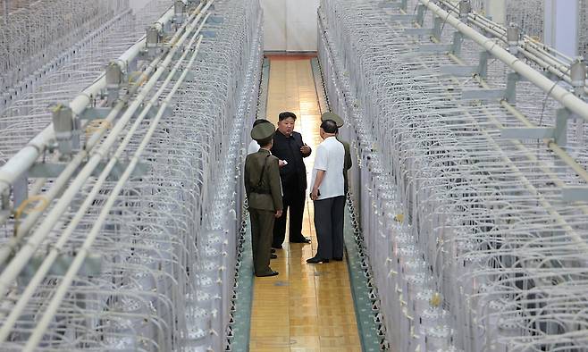 김정은 북한 국무위원장이 고농축우라늄(HEU) 관련 원심분리기가 설치된 곳을 방문, 관계자들에게 지시를 하고 있다. 노동신문·뉴스1