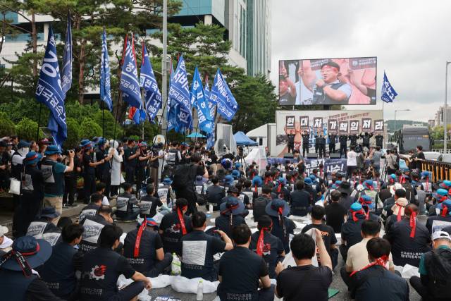 현대자동차 노동조합(금속노조 현대차지부)이 올해 임금협상 난항으로 전면 파업에 들어간 21일 서울 서초구 현대자동차 본사 앞에서 전국금속노동조합 자동차업종 조합원들이 공동파업대회를 열고 있다. 이들은 이날 현대차그룹에 정년 연장과 부품사 납품 단가 인상, 원청교섭 등을 요구했다. 연합뉴스