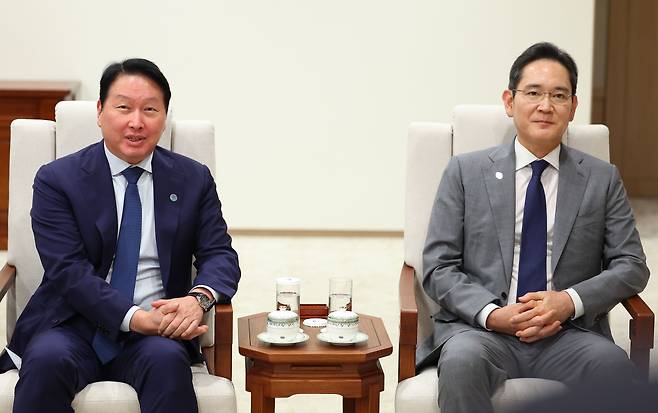 최태원 SK 회장과 이재용 삼성전자 회장이 지난해 10월 서울 용산 대통령실 청사에서 열린 이재명 대통령과 샘 알트만 오픈AI 대표 접견에 참석해 발언하고 있다. (사진=뉴시스)