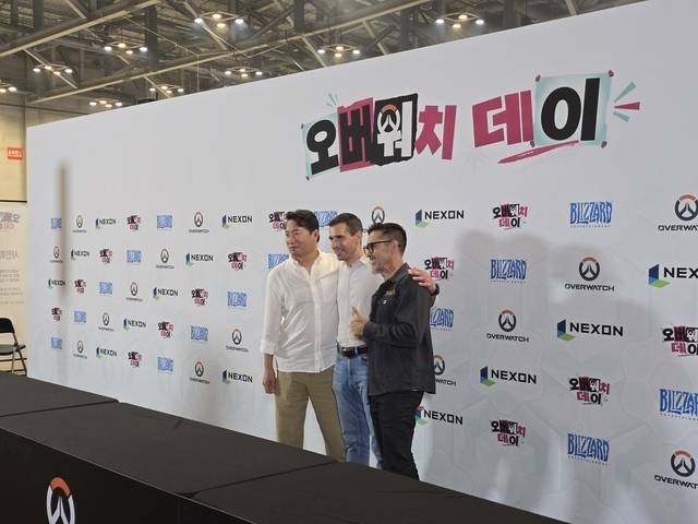 월터 콩(왼쪽부터) 블리자드 라이브게임·모바일 개발 총괄 겸 선임 부사장과 벤 벨 총괄 프로듀서 겸 선임 부사장, 애런 켈러 오버워치 게임 디렉터가 23일 부산 벡스코에서 열린 '오버워치 데이' 기자간담회에서 기념촬영하고 있다. 부산=김영욱 기자