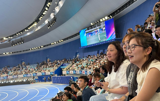 22일 중국 베이징 국가스피드스케이팅관에서 열린 제2회 세계휴머노이드로봇운동회에서 관객들이 테니스 경기를 지켜보고 있다. 베이징=이혜미 특파원