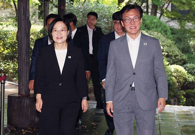 한성숙 국무총리와 김민석 더불어민주당 대표가 23일 서울 종로구 총리공관에서 열린 고위당정협의회에 참석하고 있다. 뉴시스(공동취재)