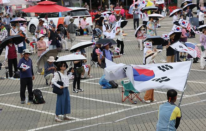 서울 송파구 올림픽공원 핸드볼경기장에서 참가자들이 구호를 외치고 있다. 연합뉴스