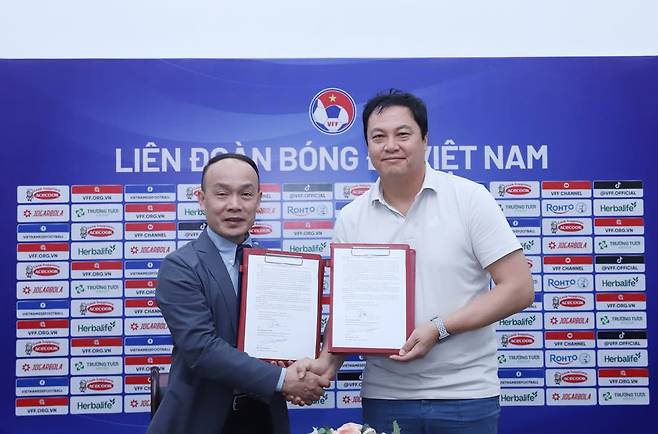 베트남 축구 대표팀 골키퍼 코치로 활동 중인 이운재(오른쪽) 코치. /사진=베트남축구협회 제공