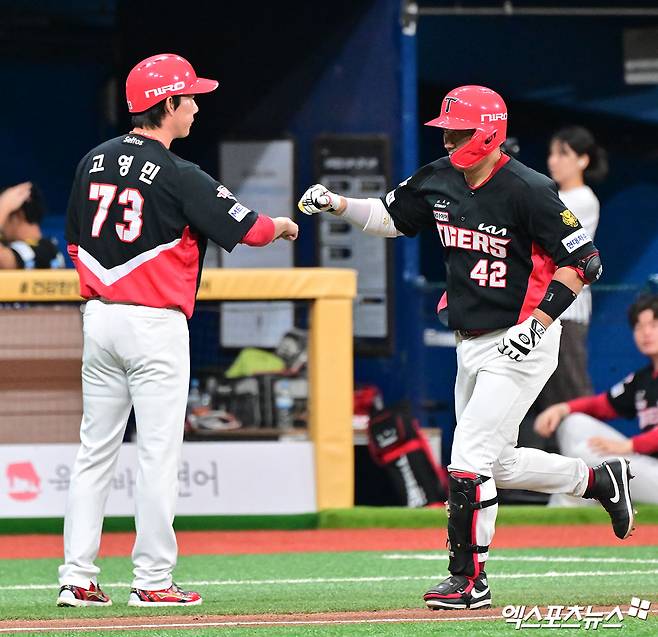 23일 오후 서울 구로구 고척스카이돔에서 열린 '2026 신한 SOL Bank KBO리그' KIA 타이거즈와 키움 히어로즈의 경기, 8회초 1사 2루 KIA 김태군이 투런 홈런을 날리고 있다. 고척, 김한준 기자