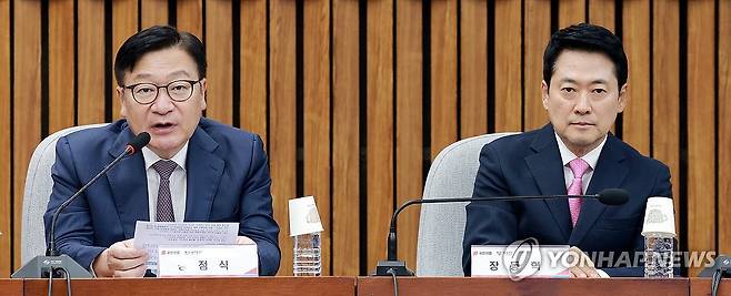 이재명 정부 2년차 평가 토론회 참석한 정점식 원내대표 (서울=연합뉴스) 신현우 기자 = 국민의힘 정점식 원내대표가 20일 국회에서 국민의힘 정책위원회와 여의도연구원이 연 이재명 정부 2년차 평가 토론회 '벼랑 끝 서민·중산층, 흔들리는 대한민국'에 참석해 인사말하고 있다. 오른쪽은 같은 당 장동혁 대표. 2026.8.20 nowwego@yna.co.kr