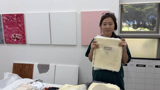 올봄 2026 오월미술제 참가에 앞서 홍티아트센터 작업실에서 ‘이씨! 표류기’ 한 권을 들고 포즈를 취한 이현정 작가. 김은영 기자 key66@