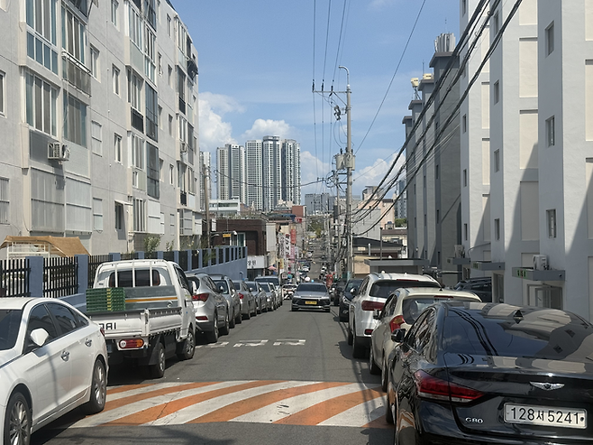 14일 대구 서구 중리동 일신아파트 단지 앞 도로에 차량들이 세워져 있다. 큰 도로와 시장 인근에 자리한 노후 아파트 특성상 주차 공간이 부족해 보행 여건이 좋지 않았다. 구경모기자