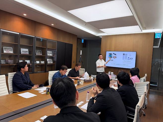 Vizzio Tehnologies의 CEO Jon Lee가 투자자들을 대상으로 프레젠테이션하고 있다.(사진=SK증권)