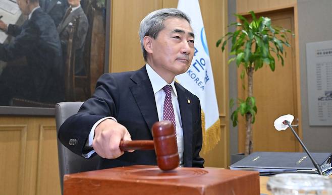 신현송 한국은행 총재가 지난달 16일 오전 서울 중구 한국은행에서 열린 금융통화위원회 본회의에 참석해 의사봉을 두드리고 있다. 사진공동취재단