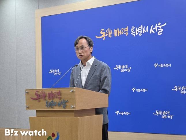 김동구 서울시 주택실 건축기획관이 24일 시청에서 브리핑을 열고 발언하고 있다./사진=김준희 기자 kjun@