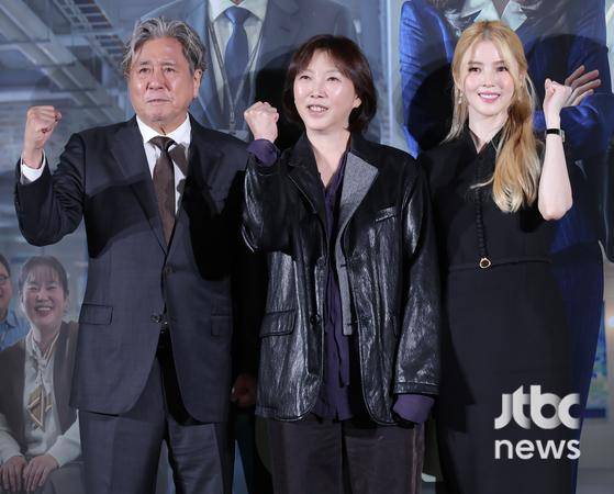 24일 오전 서울 용산 CGV 아이파크몰에서 영화 '인턴' 제작보고회가 열렸다. 김도영 감독, 배우 최민식, 한소희가 참석했다. 박세완 엔터뉴스팀 기자 park.sewan@jtbc.co.kr
