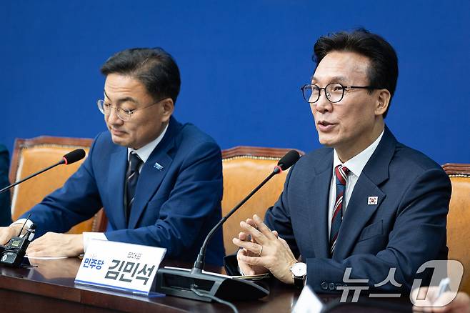 김민석 더불어민주당 대표가 24일 서울 여의도 국회에서 신장식 조국혁신당 대표를 예방, 인사말을 하고 있다. 2026.8.24 ⓒ 뉴스1 유승관 기자