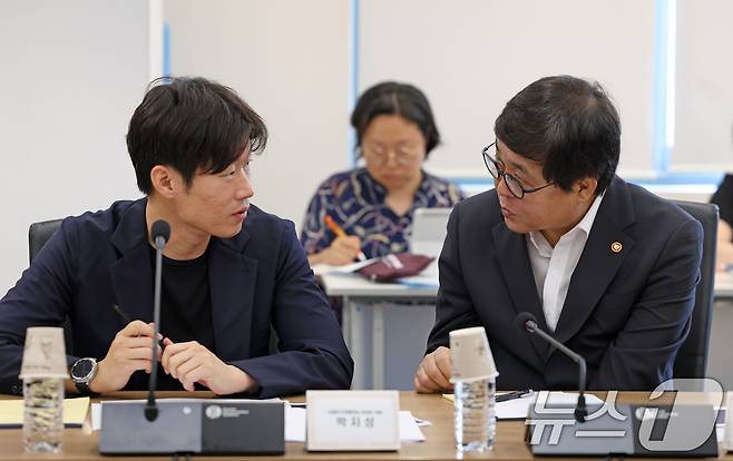 최휘영 문화체육관광부 장관(오른쪽) (문화체육관광부 제공. 재판매 및 DB금지) 2026.7.27 ⓒ 뉴스1