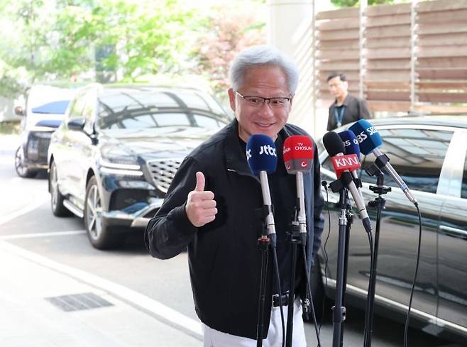 젠슨 황 엔비디아 최고경영자(CEO)가 지난 6월 방한 일정을 마친 뒤 서울김포비즈니스항공센터를 통해 출국하며 취재진의 질문을 듣던 중 엄지를 들어 보이고 있다. 연합뉴스