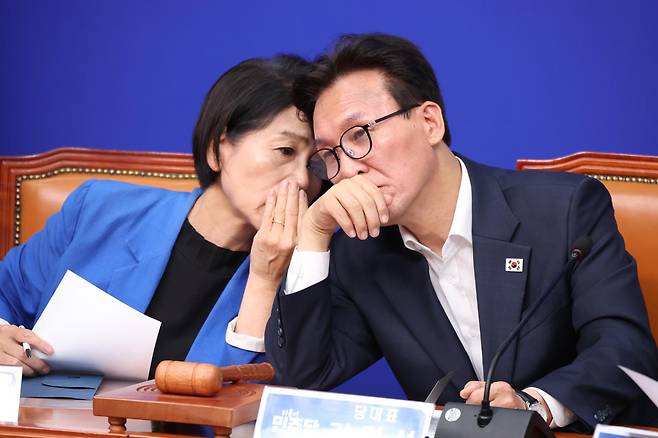 더불어민주당 김민석(오른쪽) 당대표와 최민희 최고위원이 24일 국회에서 열린 최고위원회의에서 대화하고 있다. 연합뉴스
