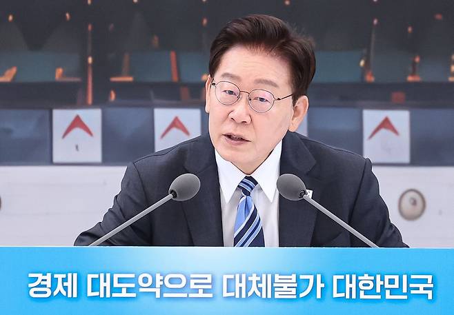 이재명 대통령이 지난 7월15일 청와대 영빈관에서 열린 재정경제부, 국가데이터처, 금융위원회, 기획예산처 업무보고에서 발언하고 있다. 뉴스1