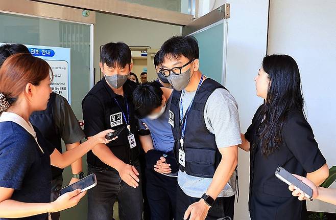 실종사건 허위 종결 등 혐의를 받는 A경장이 24일 오전 체포적부심사를 받기 위해 제주동부경찰서 유치장을 나서고 있다. 연합뉴스