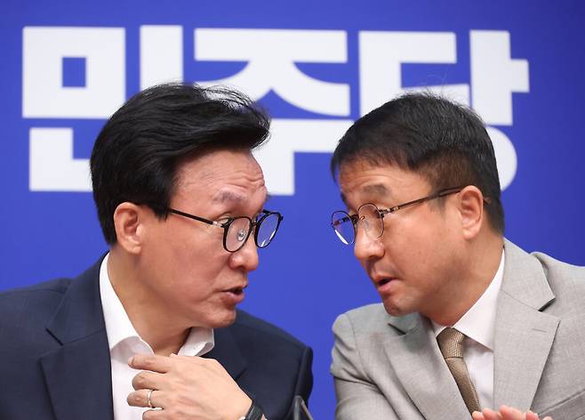 김민석(왼쪽) 더불어민주당 대표와 한병도 민주당 원내대표가 24일 국회에서 열린 최고위원회의 도중 대화하고 있다. 연합뉴스