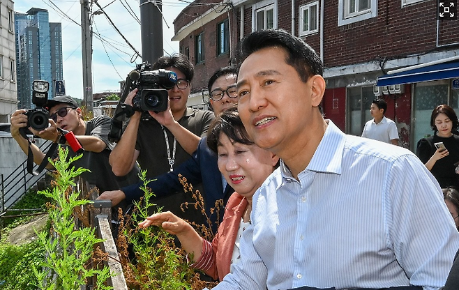 오세훈 서울시장이 11일 신속통합기획 재개발과 모아타운 등 주민이 선택한 민간정비사업이 추진 중인 서울 용산구 서계·청파동 일대 현장을 둘러보고 있다. 사진공동취재단