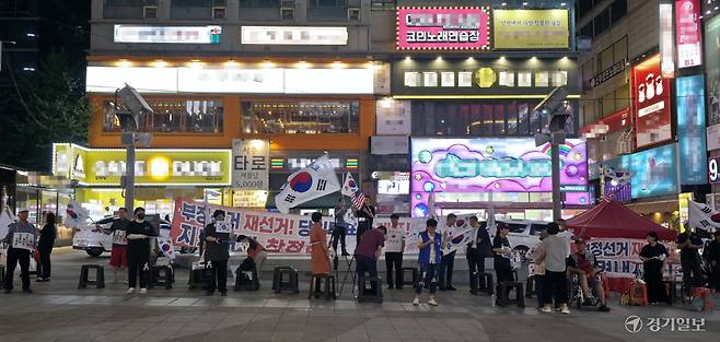 23일 오후 8시께 남동구 구월동 로데오광장에서 인천 참정권 호소 봉사단이 70일째 집회를 열고 있다. 장민재기자