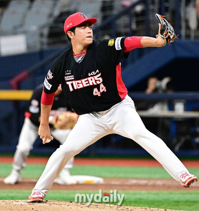 2026년 8월 21일 오후 서울 고척스카이돔에서 열린 '2026 신한 SOL KBO리그' KIA 타이거즈와 키움 히어로즈의 경기. KIA 이태양이 6회말 1사 1루서 구원등판해 투구하고 있다./마이데일리