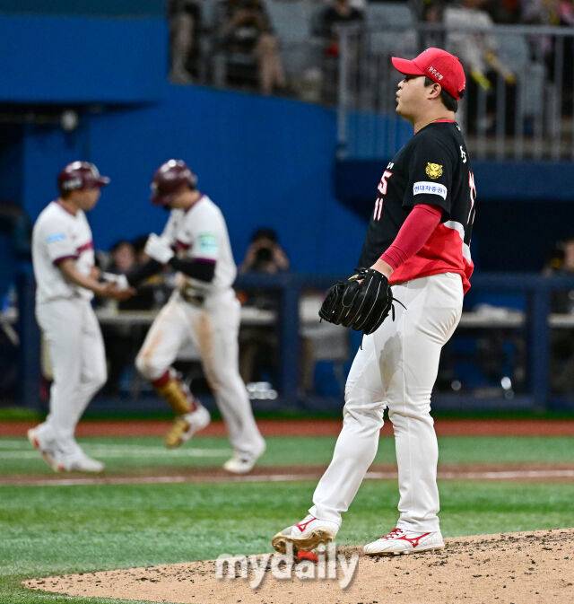 2026년 6월 23일 오후 서울 고척스카이돔에서 열린 '2026 신한 SOL KBO리그' KIA 타이거즈와 키움 히어로드의 경기. KIA 조상우가 7회말 구원등판해 키움 선두타자 임병욱에게 홈런을 허용한 뒤 허탈해하고 있다./마이데일리