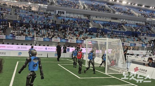 축구 경기에서 파란색 유니폼을 입은 로봇팀이 골을 넣는 장면. 정영철 기자