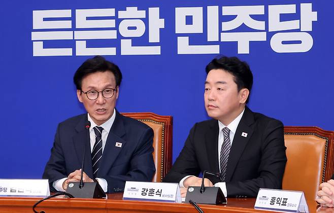 김민석 더불어민주당 대표(왼쪽)가 지난 18일 국회에서 취임 인사차 방문한 강훈식 대통령비서실 비서실장을 만나 발언하고 있다. ⓒ연합뉴스