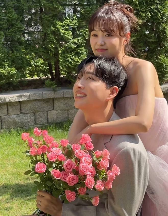 전신마비 진단을 받고 유튜버 활동을 해온 박위가 남동생 축사로 구설에 휩싸인 것에 이어 이어 이번에는 사회복무요원의 실수를 박제해 또 논란을 불렀다.