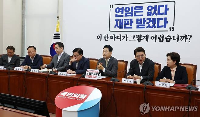 국민의힘 최고위, '당협위원장 당원 직선제' 의결 시도 (서울=연합뉴스) 이동해 기자 = 24일 국회에서 열린 국민의힘 최고위원회의에 참석한 장동혁 대표 앞에 의사봉이 놓여 있다.
이날 최고위는 장 대표의 '당원 중심 정당' 기조에 따라 '당협위원장 일괄 사퇴 후 전면 재선출' 안건을 표결에 부쳐 의결을 시도할 예정이다. 2026.8.24 eastsea@yna.co.kr