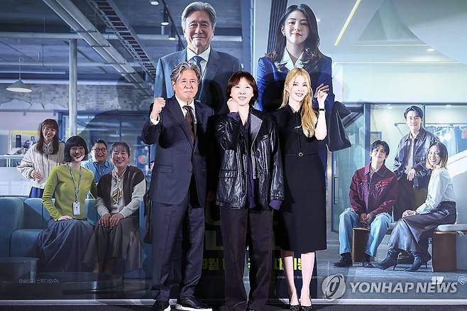 할리우드 영화 리메이크한 '인턴'의 주역들 (서울=연합뉴스) 진연수 기자 = 배우 최민식(왼쪽부터), 김도영 감독, 한소희가 24일 서울 용산구 CGV용산아이파크몰에서 열린 영화 '인턴' 제작보고회에서 포즈를 취하고 있다. 2026.8.24 jin90@yna.co.kr