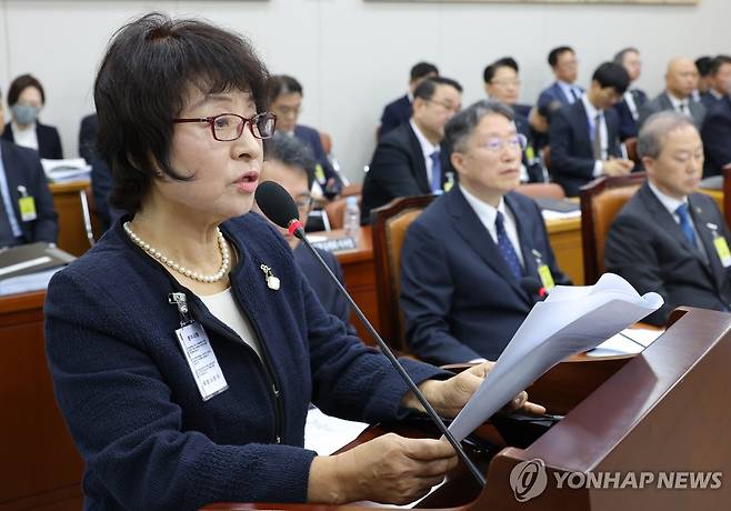 업무보고 하는 박지향 이사장 (서울=연합뉴스) 황광모 기자 = 16일 국회 교육위원회에서 열린 2025년도 교육부 산하 기관에 대한 국정감사에서 박지향 동북아역사재단 이사장이 업무보고를 하고 있다. 2025.10.16 hkmpooh@yna.co.kr