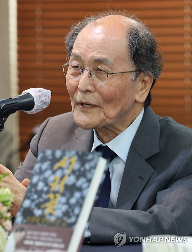 조정래 작가 신작 출간기념 기자간담회 (서울=연합뉴스) 이진욱 기자 = '태백산맥' '아리랑'의 조정래 작가가 24일 서울 프레스센터에서 신작 장편소설 '서리꽃' 출간기념 기자간담회를 하고 있다. 2026.8.24 cityboy@yna.co.kr