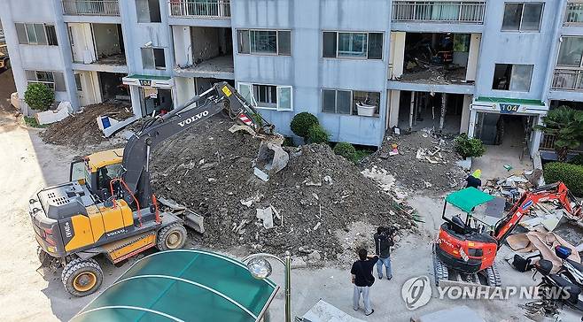 거제 집중호우 피해 아파트…수해복구 (거제=연합뉴스) 김동민 기자 = 24일 오후 경남 거제시 옥포동 한 아파트에서 집중호우로 큰 피해가 발생한 아파트의 수해복구 작업이 진행되고 있다. 2026.8.24 image@yna.co.kr