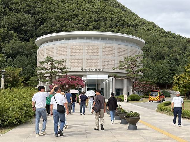 ◇문경석탄박물관으로 방문객들이 입장하고 있다. 손지찬기자