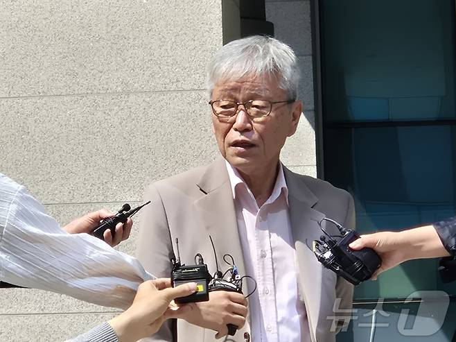 김창민 영화감독의 아버지가 법원 앞에서 취재진과 인터뷰를 하고 있다. 2026.5.4 ⓒ 뉴스1 양희문 기자