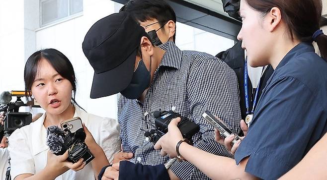 실종사건을 허위 종결한 혐의(직무유기, 공전자기록 위작 및 행사, 위계공무집행방해)를 받는 경찰관이 25일 제주지방법원에서 구속 전 피의자 심문(영장실질심사)을 마치고 나오고 있다. 연합뉴스