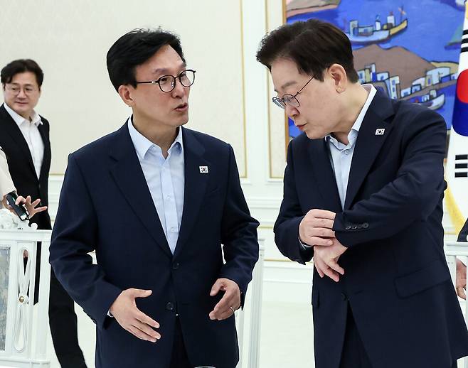 이재명 대통령이 25일 청와대에서 열린 더불어민주당 신임 지도부 만찬 간담회에서 김민석 대표와 대화하고 있다. 연합뉴스