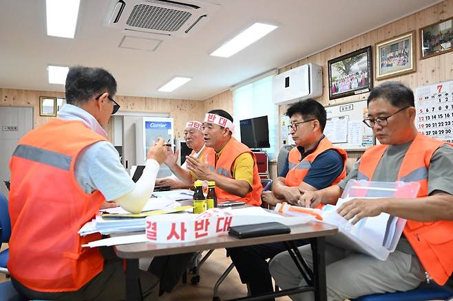 7월 22일 전남광주 장성군 동화면 구룡1구 마을회관에서 구룡리 신장성변전소 건설을 반대하는 주민들이 한국일보와 인터뷰하고 있다. 장성=장련성 기자