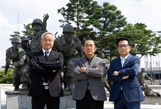 국방부가 3개 사관학교를 통합해 국군사관학교 신설을 추진하자 반발해온 육·해·공사관학교 총동창회장들이 24일 전쟁기념관에서 만나 "정치적 의도로 강행하는 통폐합은 반드시 저지하겠다"며 결의를 다졌다. 왼쪽부터 박판준(육사 36기), 이범림(해사 36기), 황성진(공사 33기) 총동창회장. 우상조 기자