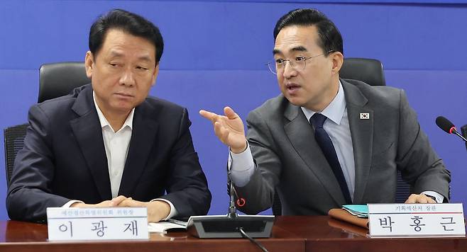 박홍근 기획예산처 장관과 이광재 예산결산특별위원회 위원장이 25일 오전 서울 여의도 국회 의원회관에서 열린 '더불어민주당 2027년 예산안 당정협의'에서 대화를 나누고 있다. 뉴스1