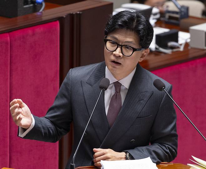 무소속 한동훈 의원이 24일 국회에서 열린 예산결산특별위원회 전체 회의에서 장미란 씨 실종 사건 관련한 질의를 하고 있다. 연합뉴스