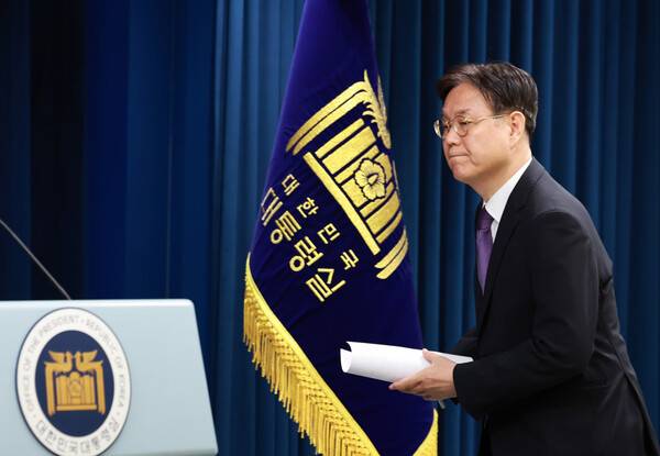 ▲이관섭 전 대통령 비서실장이 2024년 4월11일 브리핑하러 단상에 오르고 있다. ⓒ연합뉴스